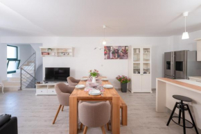 5 bedrooms House Maslina with sea view